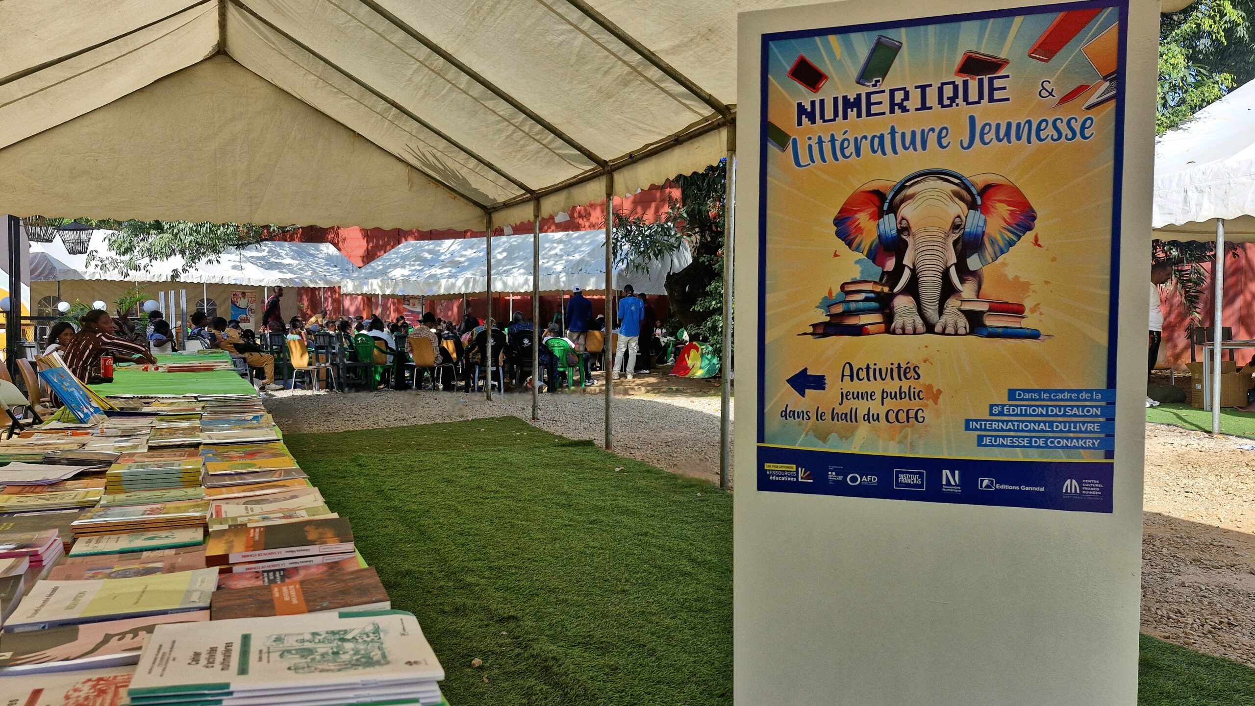 Stands extérieurs et concours de lecture