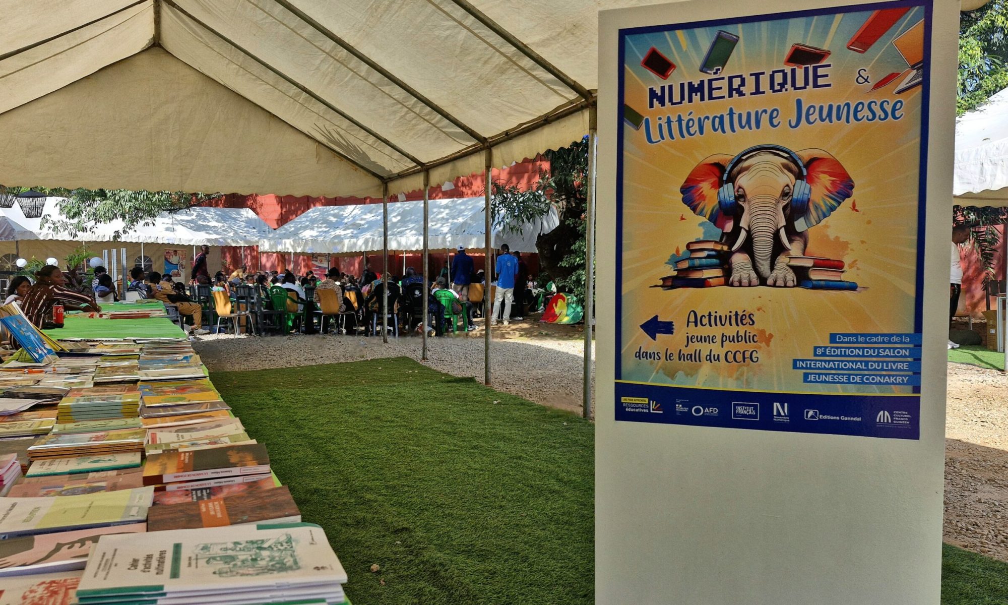 Stands extérieurs et concours de lecture